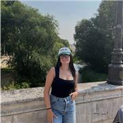 Profesora de Educación Primaria prepara para impartir todas las materias.